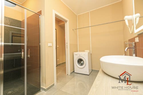 Bagno moderno nell'appartamento ML White House a Genova con doccia, vasca indipendente e lavatrice