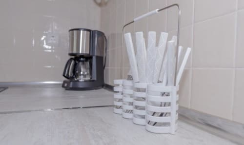 Dispensador de papel de cocina blanco sobre la encimera en apartamento Smart Rent Fuerteventura con cafetera de fondo