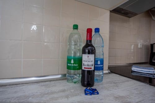 Encimera de cocina en Smart Rent Fuerteventura con botellas de agua y vino expuestas