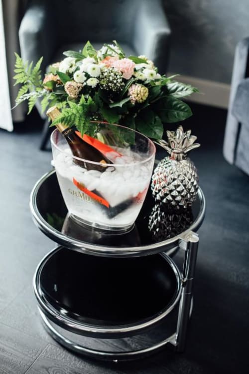 Cocktail élégant orné de fleurs fraîches et d'ananas à l'Hôtel Amirauté La Baule