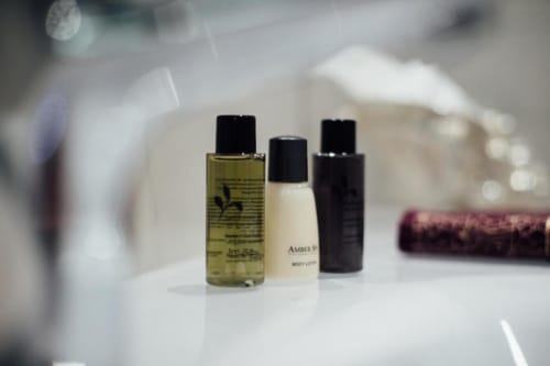 Gamme premium de produits de salle de bain et soins de luxe à l'Hôtel Amirauté La Baule, incluant lotion corporelle et articles raffinés