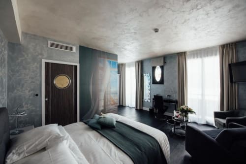 Chambre double moderne à l'Hôtel Amirauté la baule avec vue jardin, mobilier contemporain et baignoire spa