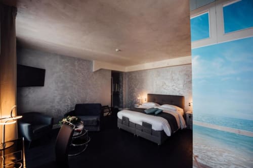 Chambre double moderne à l'Hôtel Amirauté La Baule avec vue océan, mobilier noir et décoration contemporaine