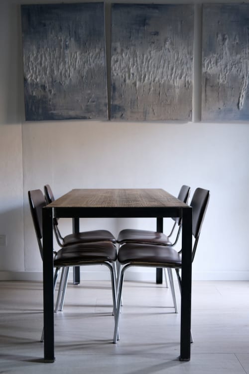 Moderner Essbereich in Bergamo-Apartment mit schwarzem Tisch, Lederstühlen und abstraktem Kunstwerk auf weißen Wänden