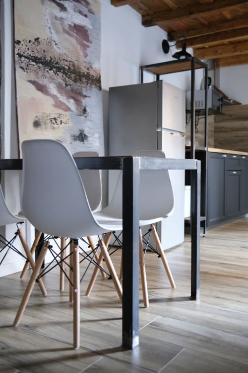 Moderner Essbereich im B Loft Apartment des Borgovivobg in Bergamo mit grauen Stühlen und schwarzem Tisch