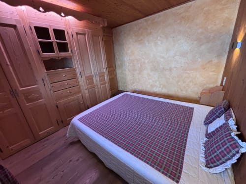Chambre spacieuse avec lit double, armoire en bois et décor rustique chez Francine, Notre Dame de Bellecombe