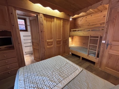 Chambre de chalet en bois avec lit double, lits superposés et intérieur rustique en pin chez Francine, Notre Dame de Bellecombe