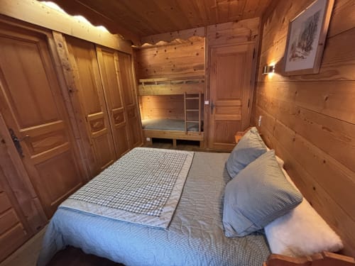 Chambre en bois avec lit double, lits superposés et portes chez Francine, Notre Dame de Bellecombe