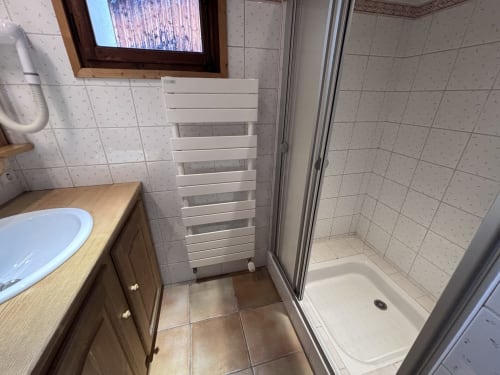 Salle de bain moderne avec douche à l'italienne, radiateur sèche-serviettes blanc et vasque en bois, Chambre Marion, Chez Francine