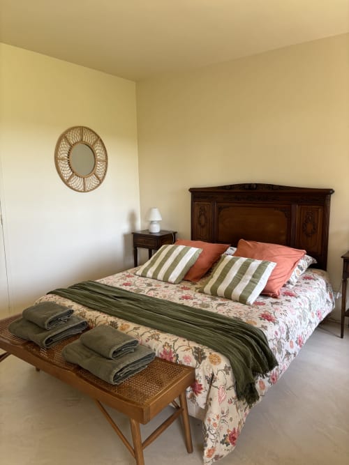 Chambre Verveine à la Maison d'hôtes Le Mas des Vignes à Rochegude avec lit en bois ouvragé et vue sur le jardin