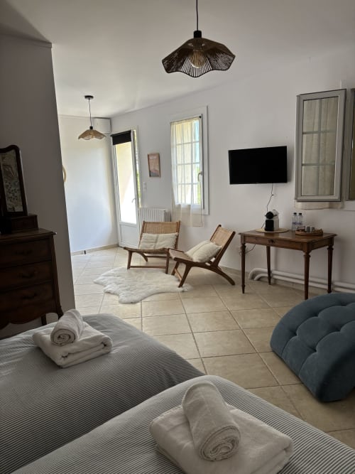 Chambre Jasmin à la Maison d'hôtes Le Mas des Vignes, Rochegude - chambre moderne avec TV, fauteuils de détente et vue sur le jardin
