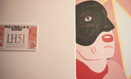 Camera Pulcinella presso il Bed & Breakfast LH51 Napoletano, caratterizzata da un murale artistico del celebre personaggio della Commedia dell'arte.