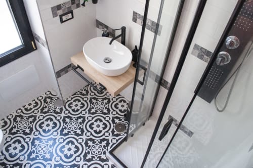 Bagno moderno nella camera Pulcinella di LH51 Rooms a Napoli con lavabo da appoggio, pavimento con piastrelle decorate e doccia walk-in