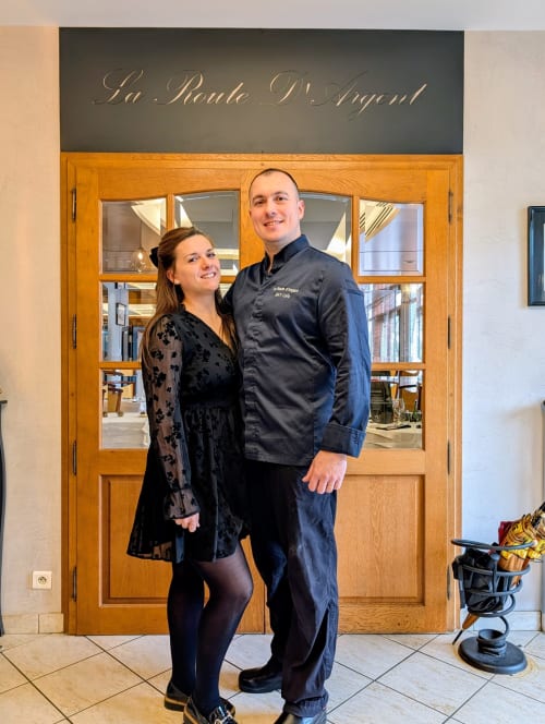 Couple posant à l'entrée de l'hôtel La Route d'Argent à Bozouls, France