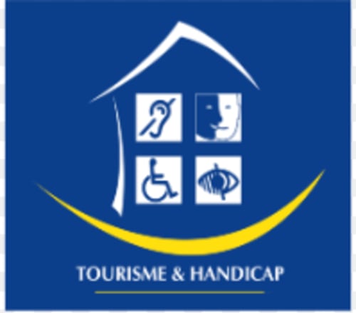 Tourisme & Handicap accessibility logo for Auberge Etchoinia hotel in Lasse featuring hearing, mobility, visual and cognitive