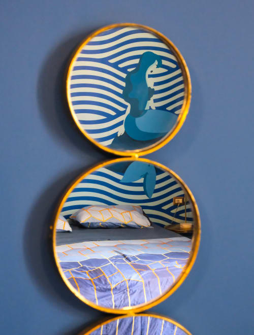 Decorazione murale a tema sirena presso LH51 Rooms, Napoli - Stanza Partenope con onde oceaniche e biancheria da letto
