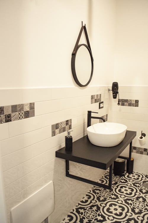 Bagno moderno presso LH51 Rooms Napoli con lavabo da appoggio, rubinetteria nera e pavimento in piastrelle decorate