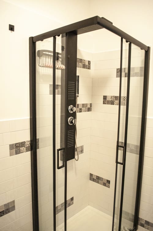 Moderna cabina doccia angolare con cornice nera e recinto in vetro nella Room Partenope del LH51 Napoli