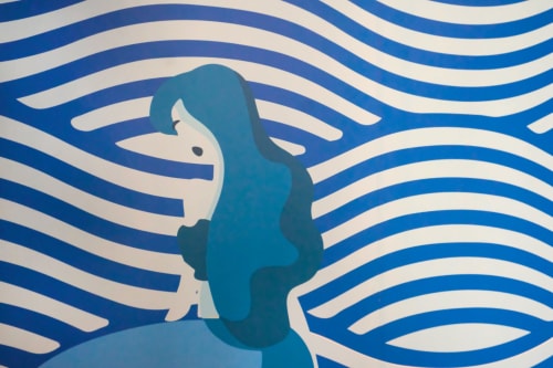 Profilo stilizzato di donna con capelli blu ondulati su sfondo a righe ondulose, Stanza di Partenope presso LH51 Napoli