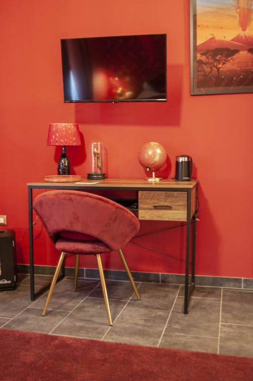 Moderna scrivania in camera a tema rosso presso LH51 Napoli B&B, con sedia bordeaux, scrivania in legno e TV a parete