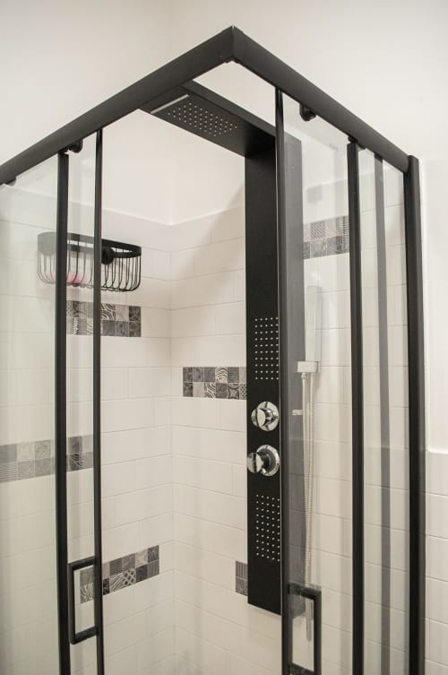 Moderna cabina doccia con cornice nera nella Camera Corno presso LH51 Rooms and Apartments, Napoli