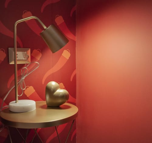 Lampada da tavolo moderna e decorazione cuore dorato nella Room di Corno presso LH51 Rooms, Napoli