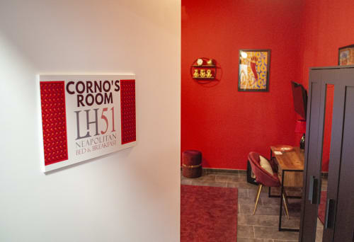 La Camera Corno presso LH51 Napoli B&B, con pareti rosse, arredi moderni e dettagli decorativi