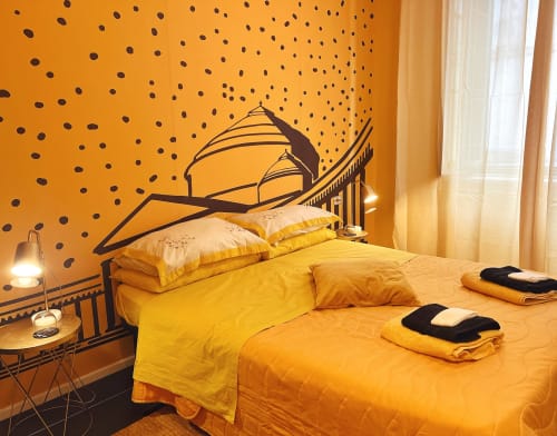 Luminosa camera da letto gialla presso LH51 Rooms a Napoli con murale a conchiglie e biancheria coordinata