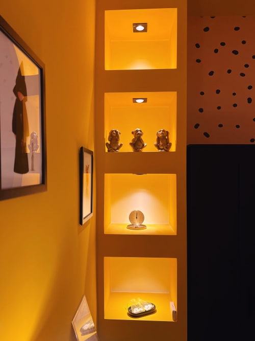 Camere LH51 Napoli - Mensole nella Stanza Plebiscito con decorative scimmie, orologio e oggetti d'arte