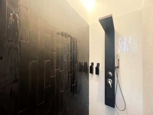 Moderno bagno con doccia a pioggia e rivestimento in piastrelle nere presso LH51 Rooms a Napoli