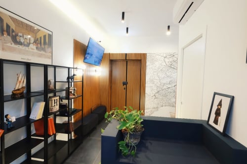 Modern lobby at LH51 Rooms and Apartments in Naples with wooden accents, display shelving, and contemporary design
