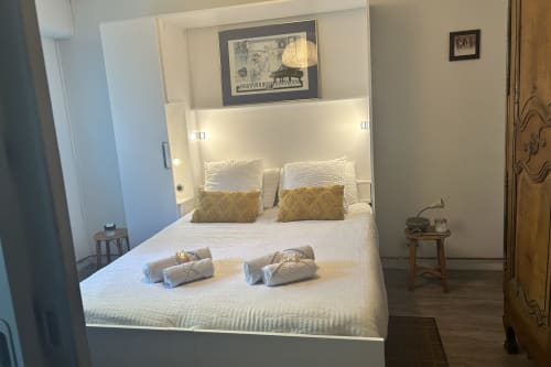 Chambre Suite Oasis aux Chambres Mes Oasis avec vue sur jardin, literie blanche et équipements modernes