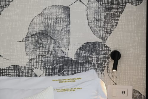 Suite luxe du Palazzo Garibaldi à Parme avec papier peint texturé artistique et interrupteur lumineux moderne