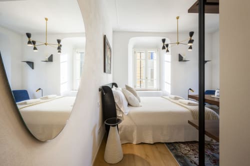 Chambre moderne au Palazzo Garibaldi Parma avec lits jumeaux, finitions en laiton et design contemporain