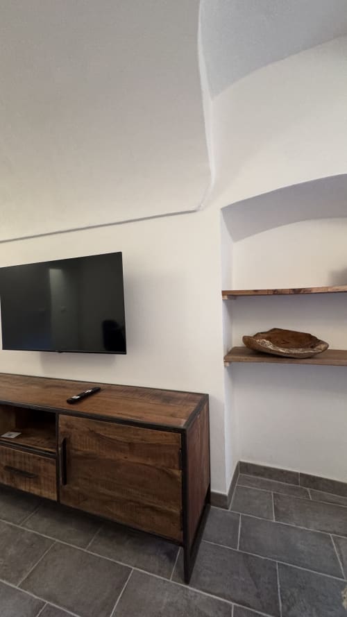 Moderno soggiorno dell'appartamento The Residence by Talking Stones a Dolceacqua con TV a parete, mobile televisivo in legno e