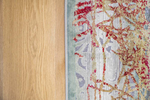 Parquet à côté d'un tapis décoratif à motifs floraux rouges, chambre 3 de l'hôtel Palazzo Garibaldi à Parme
