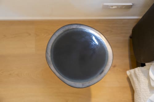 Bol en céramique vide sur table en bois dans une chambre de l'hôtel Palazzo Garibaldi à Parme