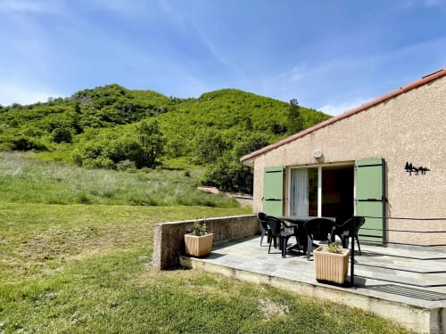 Pavillon d'appartement Vallon des Sources à Digne-les-Bains avec vue montagne, coin patio et versant verdoyant