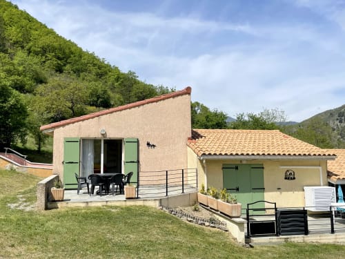 Pavillon Vallon des Sources à Digne-les-Bains avec volets verts, terrasse et vue sur les montagnes en Provence