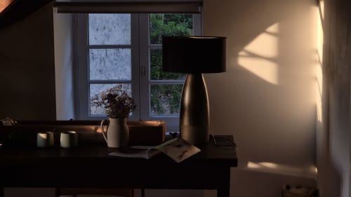 Zonnig bureau in de Arroux-kamer van hotel Moulin Renaudiots in Autun, met tafellamp en uitzicht op de tuin