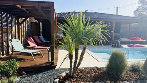 Espace piscine Villa CINTO avec bains de soleil, pergola en bois, piscine chauffée privée et plantes tropicales aux Villas Vallée d'Asco