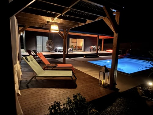 Terrasse nocturne de la Villa CINTO avec piscine chauffée, transats et pergola couverte aux Villas Vallée d'Asco, Corse