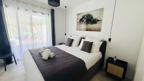 Chambre moderne à la Villa CINTO à Moltifao : literie noir et blanc, accès balcon et vue piscine