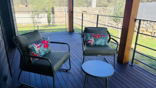 Terrasse aménagée avec deux chaises longues, coussins colorés et table bleue donnant sur le parc de la Villa Cinto, Moltifao