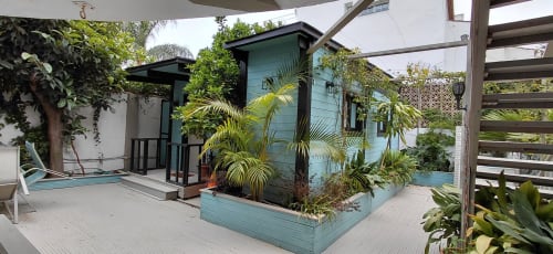 Cabaña azul con plantas tropicales en Villa Palma, refugio frente al mar en Marbella