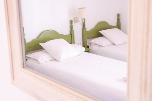 Camas gemelas con cabeceras verdes y ropa de cama blanca en habitación del hotel Guest Homes Malaga