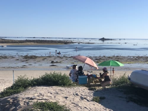Strandpicknick beim Lama Zébré in Penmarc'h, Frankreich mit Sonnenschirmen, Familien und ruhigen Küstengewässern