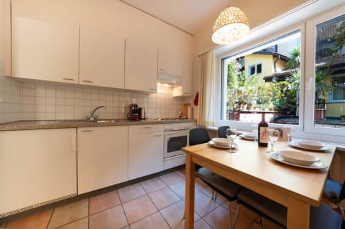 Cuisine et salle à manger du studio à Residenza Motta, Locarno avec vue sur le jardin et équipements modernes
