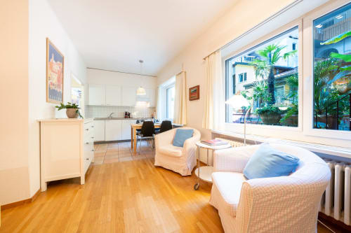 Studio à la Residenza Motta à Locarno avec cuisine moderne, coin séjour confortable, parquet et vue sur le jardin