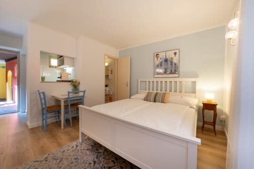 Studio à la Résidence Motta, Locarno avec lit queen-size, bureau, kitchenette et vue sur la ville